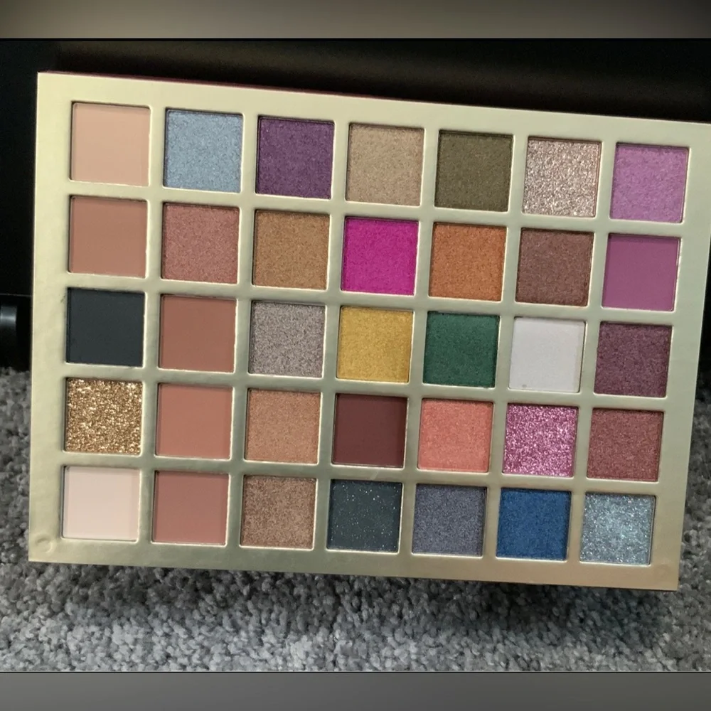 Makeup Depot PATRONA 35 Eyeshadow Color Palette
